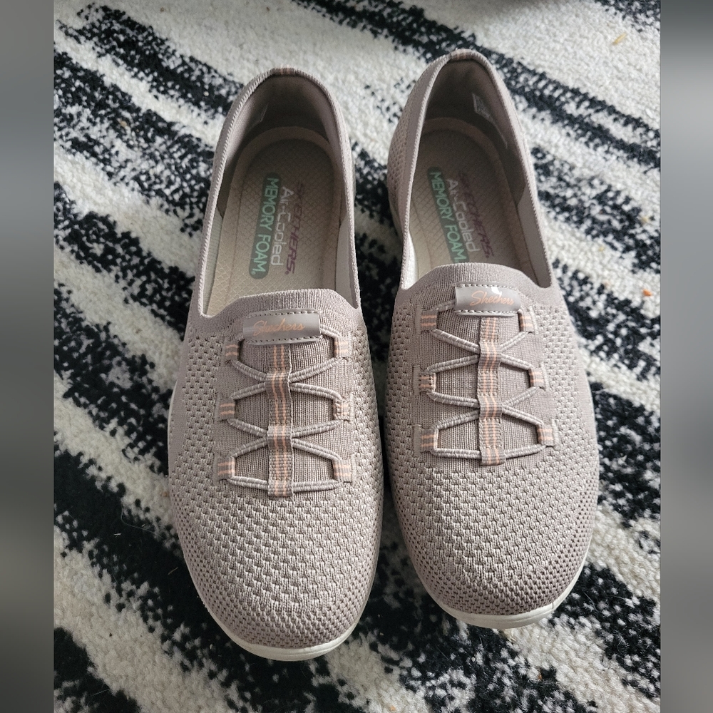 Women's Slip-On Skechers Size 9